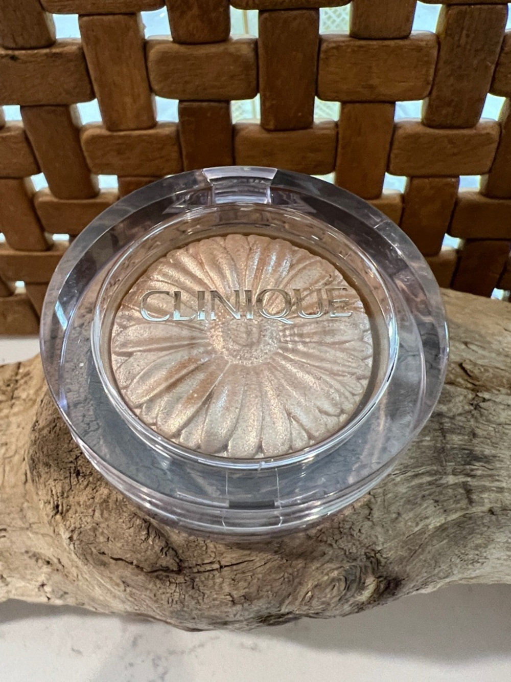 Clinique Cheek Pop Highlighter, specifically in the shade Gold Celebration - Picture 4 of 6